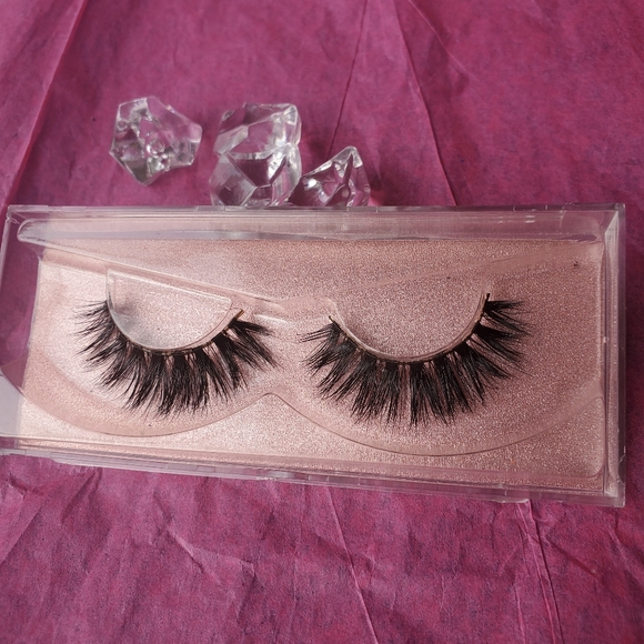 Mink Lashes - Picture 3 of 3